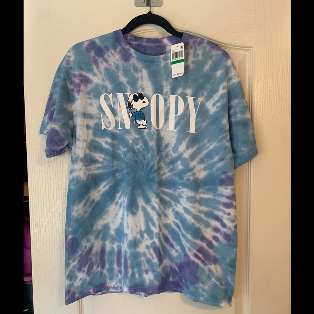 MENS NWT Snoopy t-shirt size L.